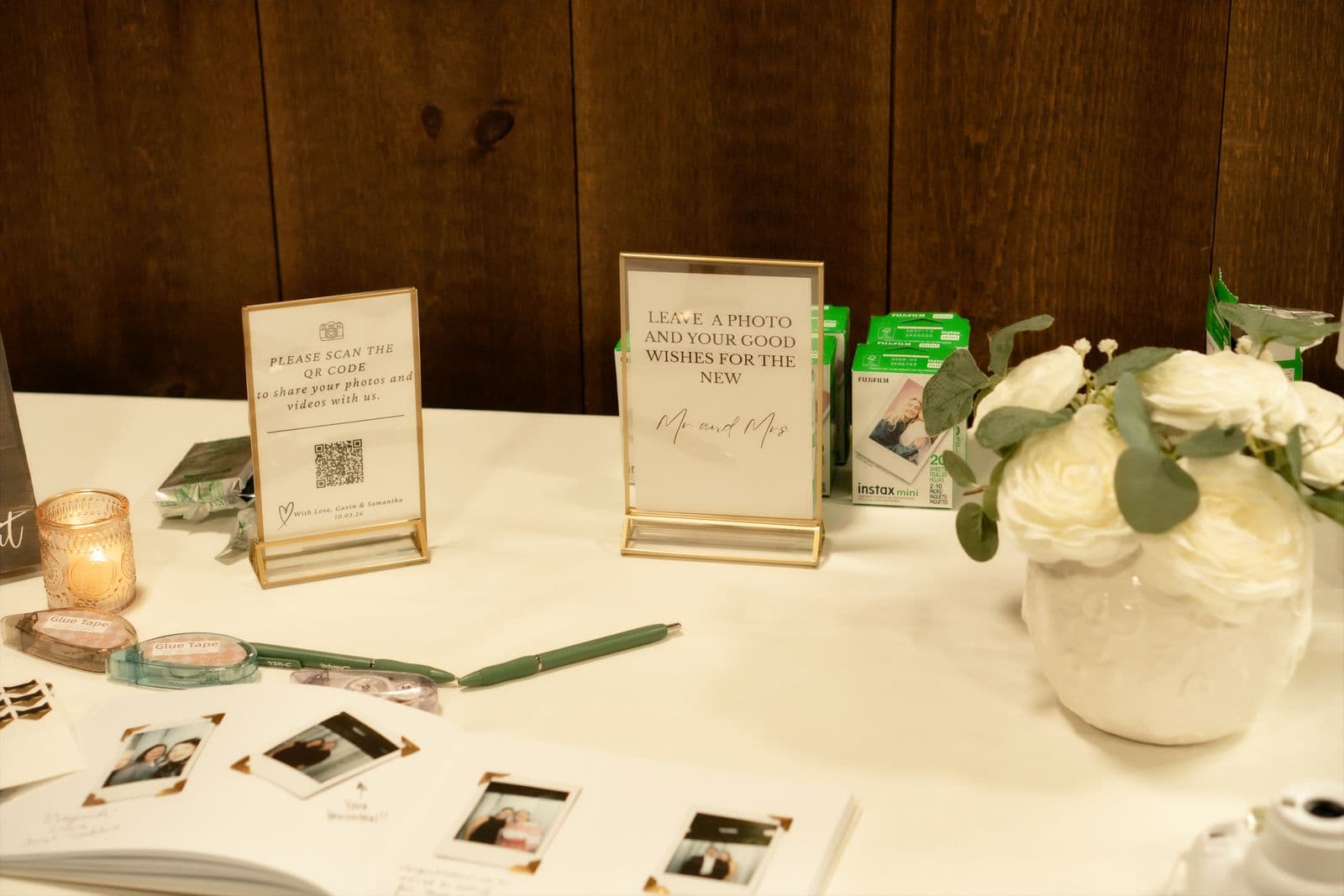 Hochzeitstisch mit Gästebuch, Stiften und Fotodekoration