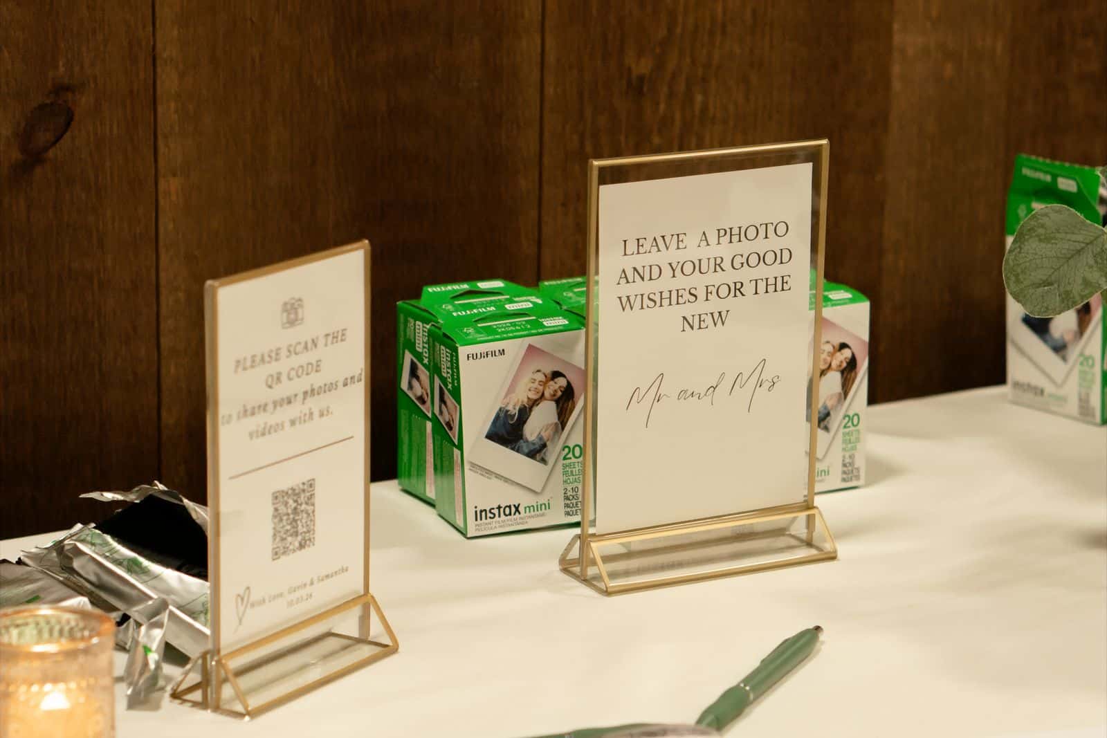 Gästetisch einer Hochzeit mit Polaroidkamera und aufgeschlagenem Gästebuch