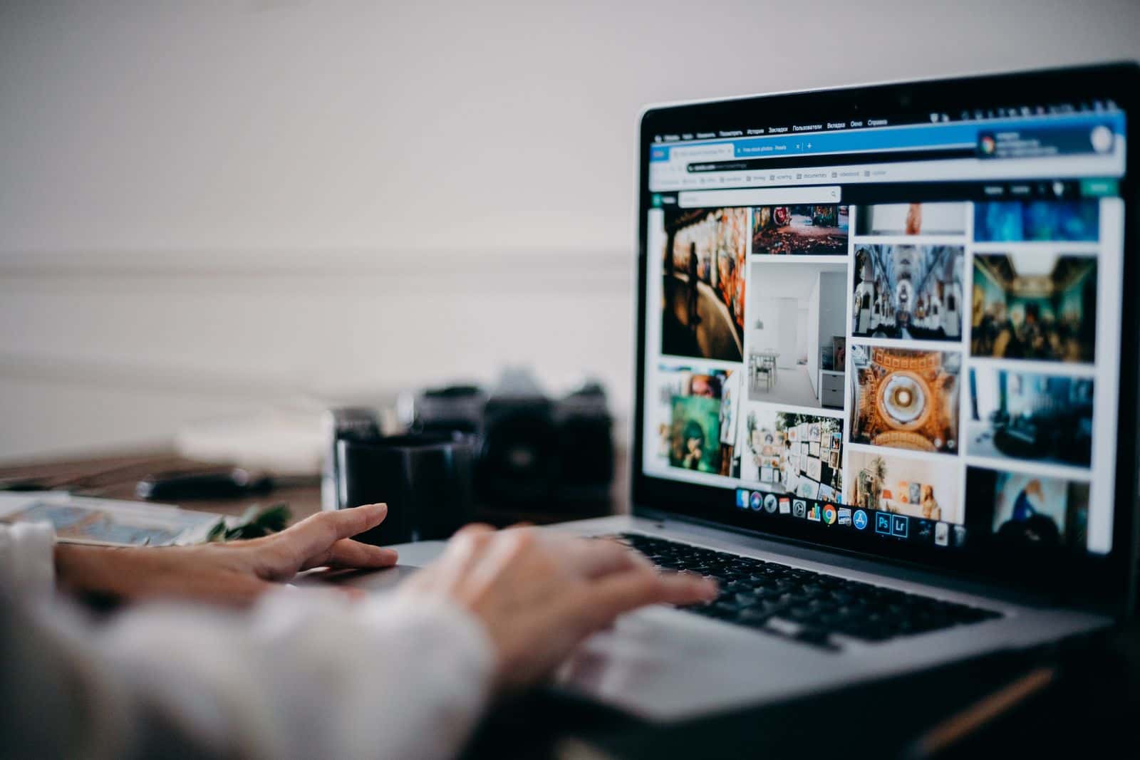 Person sieht sich auf einem Laptop eine digitale Fotogalerie an