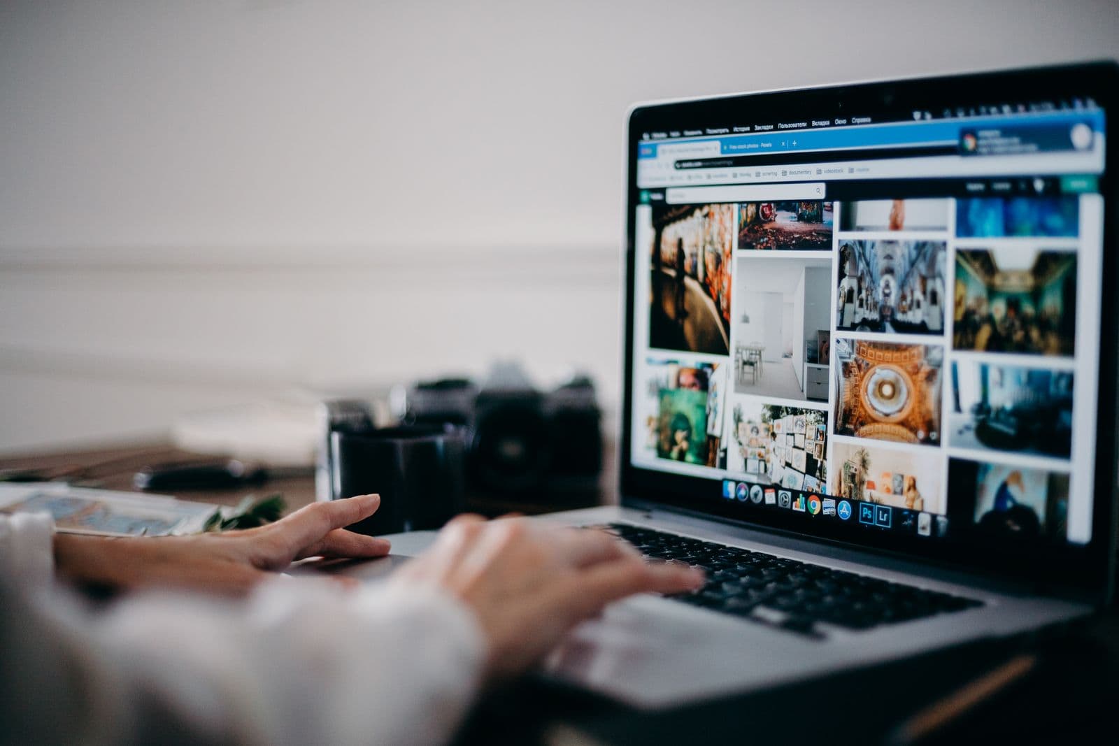 Person sieht sich auf einem Laptop eine digitale Fotogalerie an